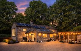 Farm House - Sleeps 16 - Hot Tub - Pet Friendly